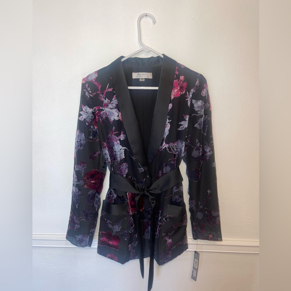 Tahari Size 8 Blazer. NWT